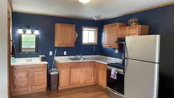 Room #203 | Private kitchen | Microwave, coffee/tea maker