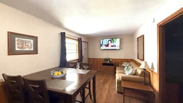 Suite Junior | Coin séjour | TV connectée, lecteur de DVD