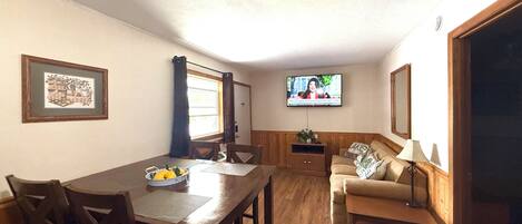 Suite junior | Área de sala de estar | Smart TV y reproductor de DVD