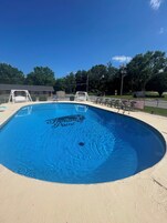 Εποχική εξωτερική πισίνα, ξαπλώστρες