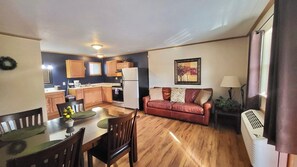 高级套房 | 起居区 | 智能电视、DVD 播放器