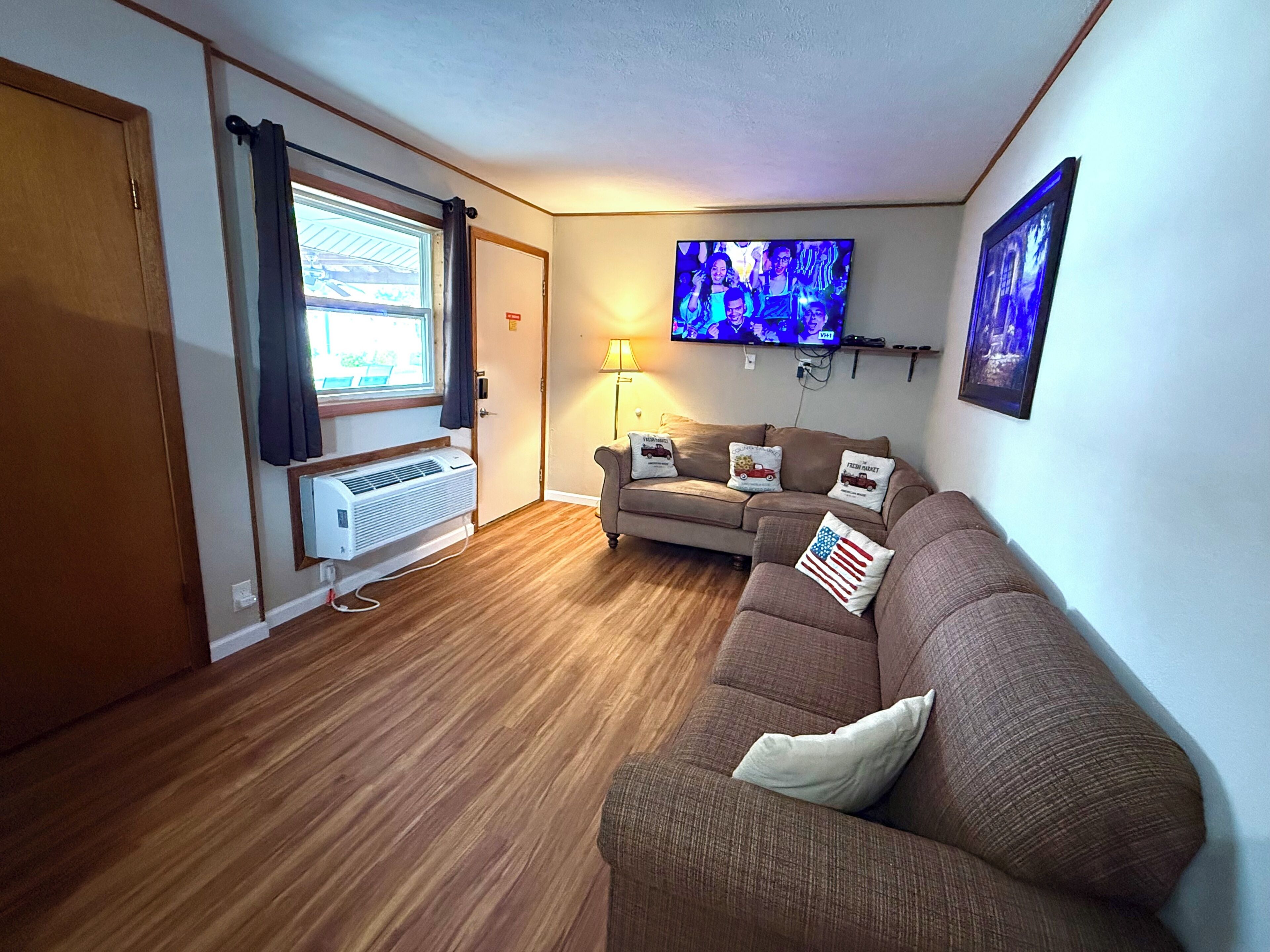 家庭套房 | 加厚床垫、遮光窗帘、免费 WiFi、床单