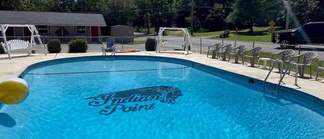 Außenpool (je nach Saison geöffnet), Liegestühle