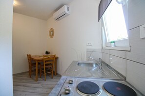 Refrigerador, microondas, parrilla de estufa y cafetera y tetera 