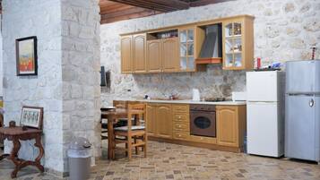 Vila | Dapur pribadi | Lemari es, oven, peralatan masak/sendok-piring, dan lemari pembeku