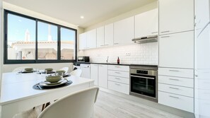 Fridge, microwave, oven, stovetop - Loulé Sunny Retreat 1 by LovelyStay (Loule)