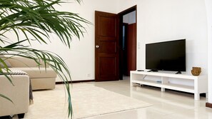 TV - Loulé Sunny Retreat 3 by LovelyStay (Loule)