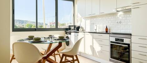 冷蔵庫、電子レンジ、オーブン、コンロ