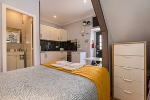 2 bedrooms, iron/ironing board, free WiFi, bed sheets - Castelo Village by LovelyStay (Lisboa)