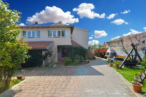 Exterior - Apartment 2228/68203 (Istria - Bale), 6000m from the beach (Bale)