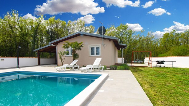 A swimming pool with lounge chairs, a small house with a satellite dish, and a grassy yard. - House 2233/68573 (Istria - Vodnjan), 10000m from the beach (Vodnjan)