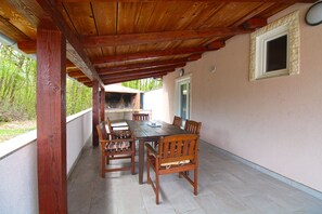 Outdoor dining - House 2233/68573 (Istria - Vodnjan), 10000m from the beach (Vodnjan)