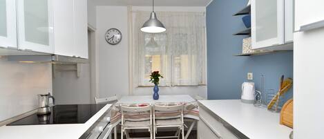 Fridge, oven, stovetop, dishwasher