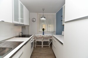 Fridge, oven, stovetop, dishwasher