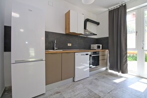 Refrigerador, microondas, horno, placa de cocina
