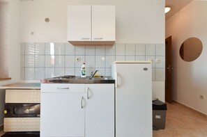 Fridge, stovetop, coffee/tea maker, cookware/dishes/utensils