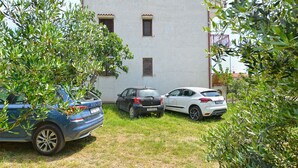 Un edificio con tres ventanas y un balcón.