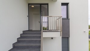 A staircase leading to a door with a window above it. - House 2258/73634 (Istria - Valbandon), 1500m from the beach (Valbandon)