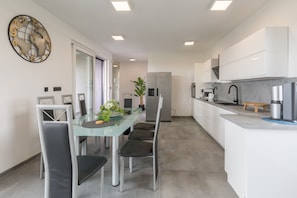 Fridge, oven, stovetop, dishwasher