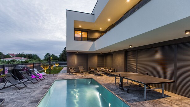 A modern outdoor pool area with a table tennis table, lounge chairs, and a covered seating area. - House 2258/73634 (Istria - Valbandon), 1500m from the beach (Valbandon)