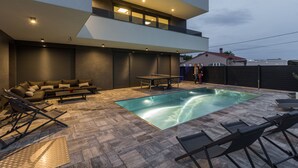 A modern outdoor pool area with a built-in table and seating. - House 2258/73634 (Istria - Valbandon), 1500m from the beach (Valbandon)