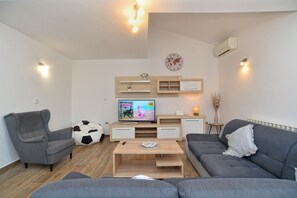 TV - Villa 2273/75669 (Istria - Liznjan), 800m from the beach (Liznjan)