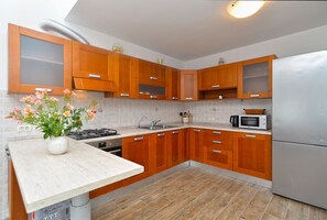 Kühlschrank, Mikrowelle, Ofen, Herdplatte