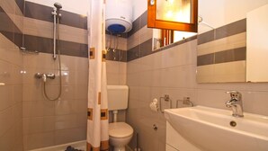 A bathroom with a shower, toilet, and sink. - Apartment 2277/75908 (Istria - Premantura), 300m from the beach (Premantura)