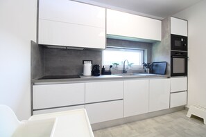Refrigerador, microondas, horno, placa de cocina