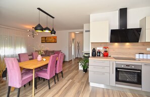 Fridge, oven, stovetop, dishwasher