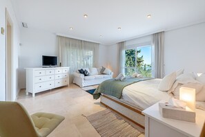 4 室のベッドルーム、アイロン / アイロン台、WiFi (無料)、ベッドシーツ