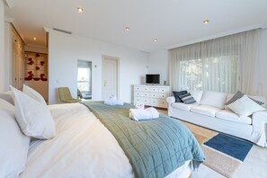 4 makuuhuonetta, silitysrauta/-lauta, ilmainen Wi-Fi, vuodevaatteet