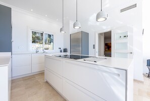 冷蔵庫、電子レンジ、オーブン、食器洗い機