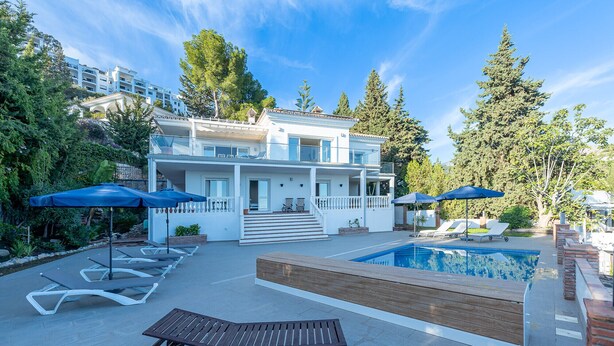 A modern two-story house with a swimming pool, outdoor seating, and a garden. - Stunning Villa with Panoramic Views of the Med (Mijas Pueblo)