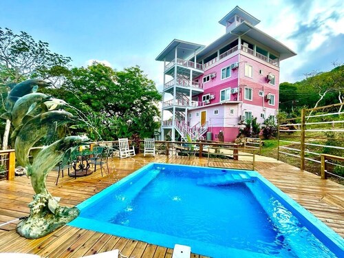 Hummingbird Caribbean views with 9-BRs/6-Baths, on the island of Utila, Honduras