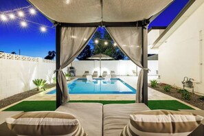 Piscina a l'aire lliure i piscina climatitzada 