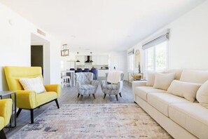 Living area - The Deluxe - Upscale - Old Town - Heated Pool (Scottsdale)