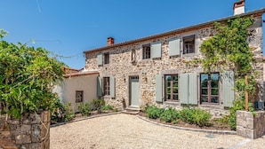 A stone building with a gravel driveway and green shutters. - Maison Zenith - Five Bedroom Villa, Sleeps 10 (Beaurepaire)