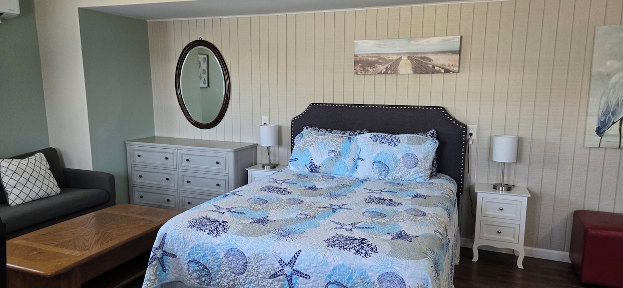 Red Beard's Retreat Suite 1 - Cozy, Private Getaway 2 Br 1 Bath - Ocracoke, NC
