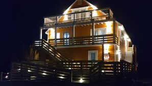 Een meerhoog gebouw met een balkon en een trap naar de bovenverdiepingen.