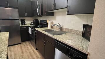 Kühlschrank, Mikrowelle, Herdplatte, Geschirrspüler