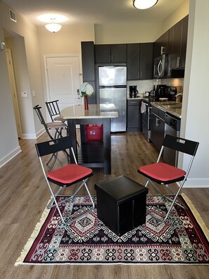 Réfrigérateur, micro-ondes, plaque de cuisson, lave-vaisselle