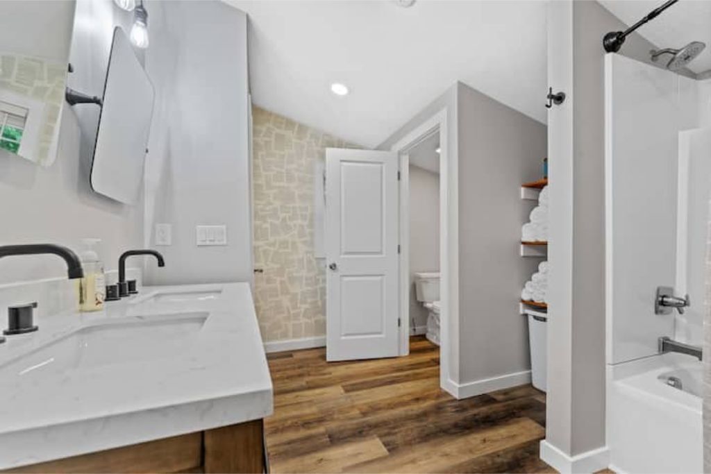 Douche, séchoir à cheveux, serviettes fournies, papier de toilette