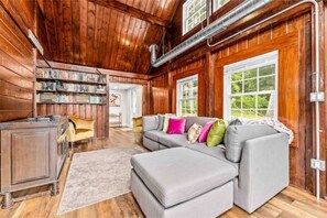 Smart TV, books - Book-Me-By-The-Lake (Morgantown)