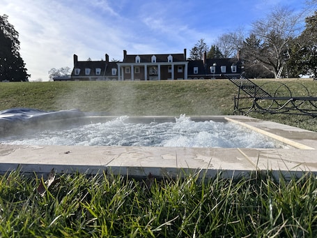 Piscina externa sazonal, guarda-sóis, espreguiçadeiras. The Inn at Tacaro Estate