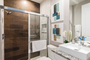 Combined shower/tub, towels