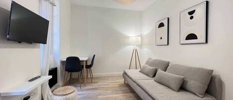 Een televisie en een kantoor