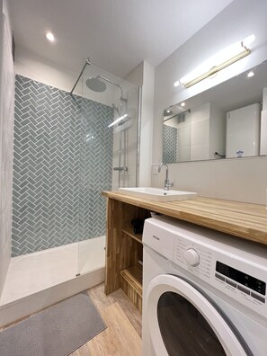 Shower, hair dryer, towels