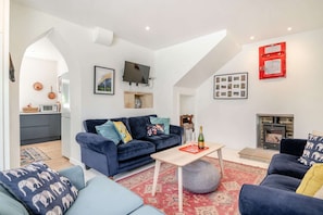 TV, fireplace