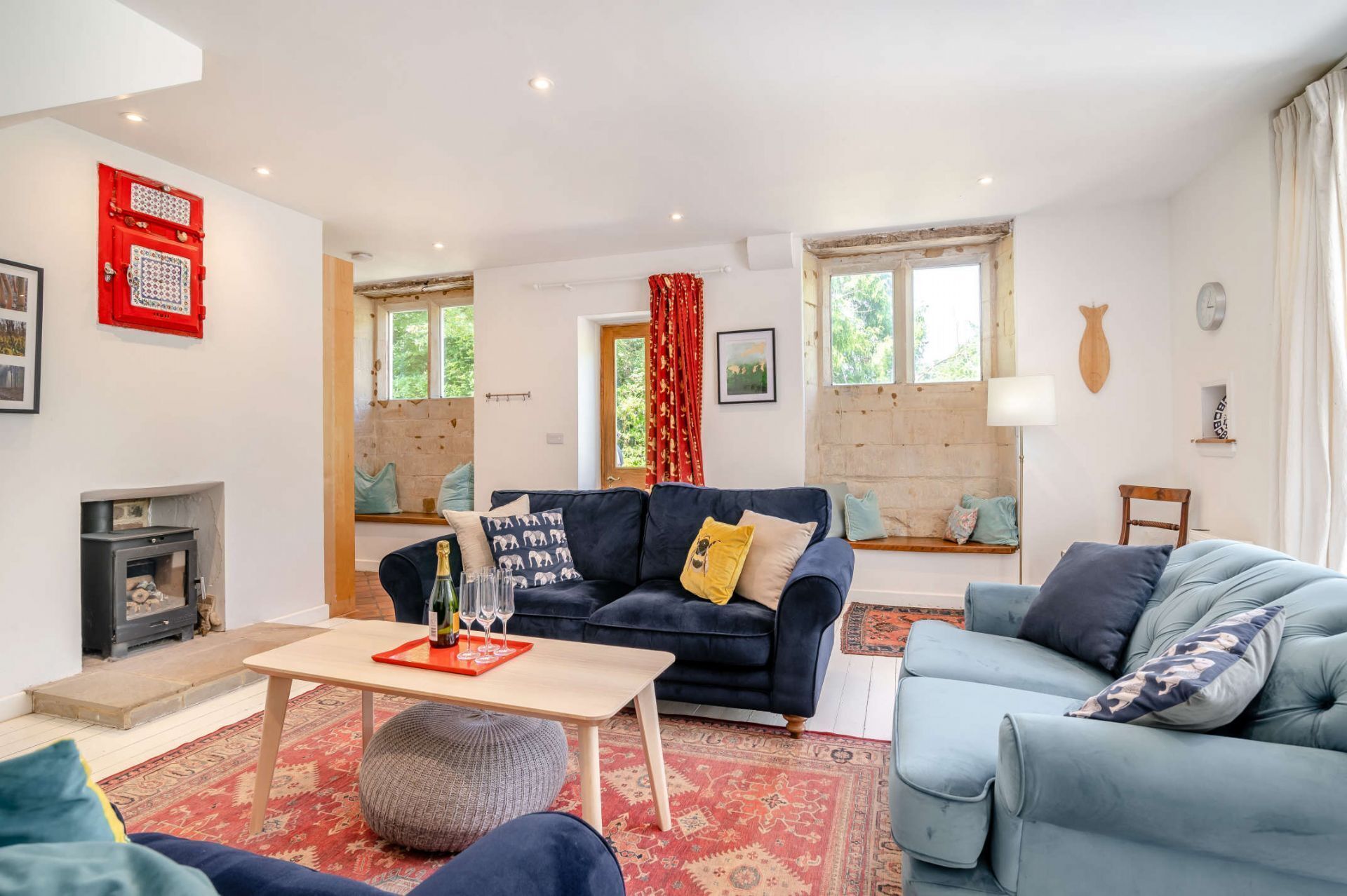 Een televisie en een open haard